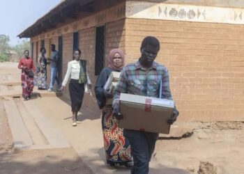Malawi Electoral Commission (MEC) officials carry voting materials at Kalambo Primary School Polling Centre in Lilongwe, on September 15, 2025. © Photo by Amos GUMULIRA / AFP