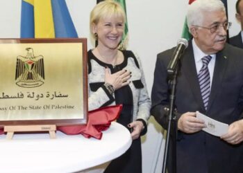 Sweden’s then-foreign minister Margot Wallstrom and Palestinian President Mahmoud Abbas inaugurate the embassy of the state of Palestine in Stockholm, on February 10, 2015, just months after Sweden’s Palestinian statehood recognition. © Fredrik Sandberg, TT, AP