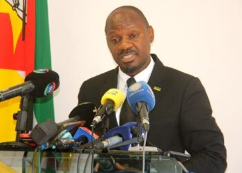 Porta-voz do Governo e Ministro da Administração Estatal e Função Publica, Inocêncio Impissa, Falando na Conferencia de Imprensa. Foto de Santos Vilanculos