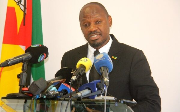 Porta-voz do Governo e Ministro da Administração Estatal e Função Publica, Inocêncio Impissa, Falando na Conferencia de Imprensa. Foto de Santos Vilanculos