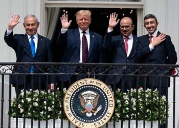(L-R) Prime Minister Benjamin Netanyahu, US President Donald Trump, Bahraini Foreign Minister Khalid bin Ahmed Al Khalifa and United Arab Emirates Foreign Minister Abdullah bin Zayed al-Nahyan pose for a photo on the Blue Room Balcony after signing the Abraham Accords during a ceremony on the South Lawn of the White House in Washington, September 15, 2020. (AP Photo/Alex Brandon, File)