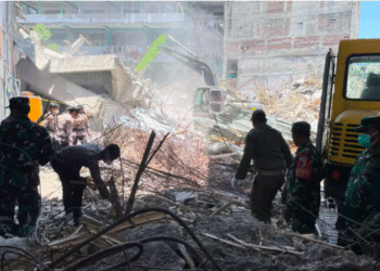 Rescuers clear rubble as they search for victims after a building collapsed at an Islamic boarding school in Sidoarjo, East Java, Indonesia, Saturday, Oct. 4, 2025. © Trisnadi, AP