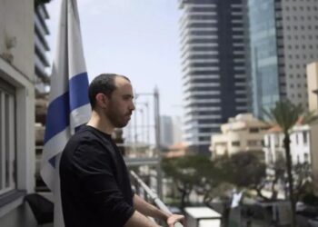 Freed Israeli hostage Tal Shoham, who was held by Hamas militants in the Gaza Strip, poses for a portrait in Tel Aviv, Israel, April 22, 2025. © Maya Alleruzzo, AP
