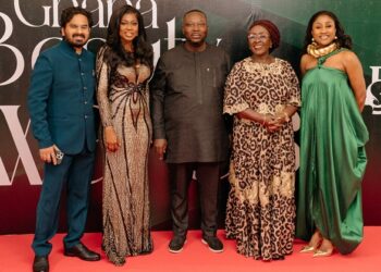 Ghana’s Minister of Tourism, Culture and Creative Arts, Abla Dzifa Gomashie (second right) posing for the cameras