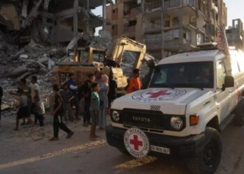 A Red Cross vehicle arrives at the site where members of the Hamas militant group work on searching for bodies of the hostages in an area in Khan Younis, Gaza, Friday, October 17, 2025. © Abdel Kareem Hana, AP