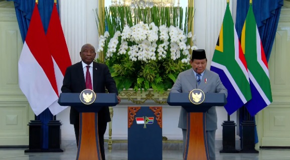President Cyril Ramaphosa (left) with his Indonesian counterpart