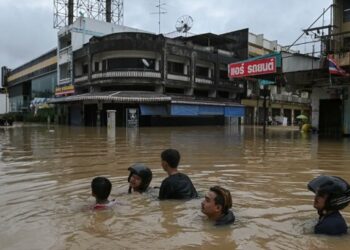 Floods kill dozens, displace thousands in southern Thailand