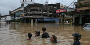 Floods kill dozens, displace thousands in southern Thailand