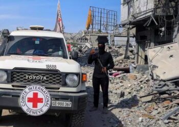 A Palestinian Hamas militant keeps guard as Red Cross personnel head towards Gaza City November 2, 2025. © Dawoud Abu Alkas, Reuters