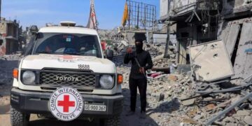 A Palestinian Hamas militant keeps guard as Red Cross personnel head towards Gaza City November 2, 2025. © Dawoud Abu Alkas, Reuters