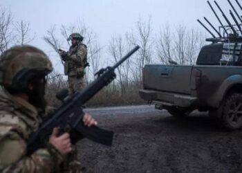 A serviceman of the 93rd Kholodnyi Yar Separate Mechanized Brigade of the Ukrainian Armed Forces checks the sky as he looks out for Russian combat drones near the frontline town of Kostiantynivka in Donetsk region, Ukraine November 27, 2025. © Reuters