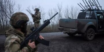 A serviceman of the 93rd Kholodnyi Yar Separate Mechanized Brigade of the Ukrainian Armed Forces checks the sky as he looks out for Russian combat drones near the frontline town of Kostiantynivka in Donetsk region, Ukraine November 27, 2025. © Reuters