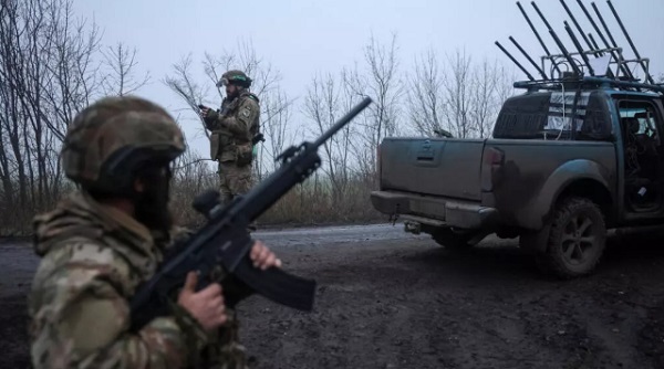 A serviceman of the 93rd Kholodnyi Yar Separate Mechanized Brigade of the Ukrainian Armed Forces checks the sky as he looks out for Russian combat drones near the frontline town of Kostiantynivka in Donetsk region, Ukraine November 27, 2025. © Reuters
