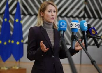 European Union foreign policy chief Kaja Kallas speaks with the media as she arrives for a meeting of EU foreign ministers at the European Council building in Brussels, December 15, 2025. © Virginia Mayo, AP