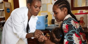 Bizunesh Tsegaye (right), a mother, vaccinating her nine-month-old child, Rohobot Tonasa, at the Alfa Dilla health post located in the Sidama region in 2023. Bizunesh said she had wanted to bring Rohobot earlier but hesitated out of concern about the possible side effects of vaccines. (Photo: UNICEF Ethiopia)
