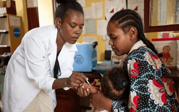 Bizunesh Tsegaye (right), a mother, vaccinating her nine-month-old child, Rohobot Tonasa, at the Alfa Dilla health post located in the Sidama region in 2023. Bizunesh said she had wanted to bring Rohobot earlier but hesitated out of concern about the possible side effects of vaccines. (Photo: UNICEF Ethiopia)