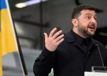 Ukrainian President Volodymyr Zelensky speaks during a joint press conference with Sweden's Prime Minister Ulf Kristersson, in Linköping, Sweden, October 22, 2025. © Fredrik Sandberg, AP