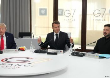 Trump (L) has met with Zelenskyy (R) at the G7 summit hosted by France's Macron (C)